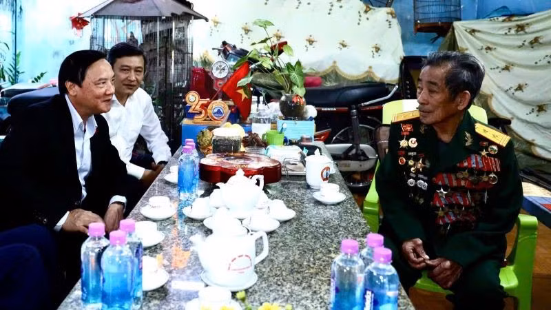 Phó Chủ tịch Quốc hội Nguyễn Khắc Định thăm hỏi, động viên Anh hùng Lực lượng vũ trang nhân dân Nguyễn Đức Quân, tỉnh Khánh Hòa.