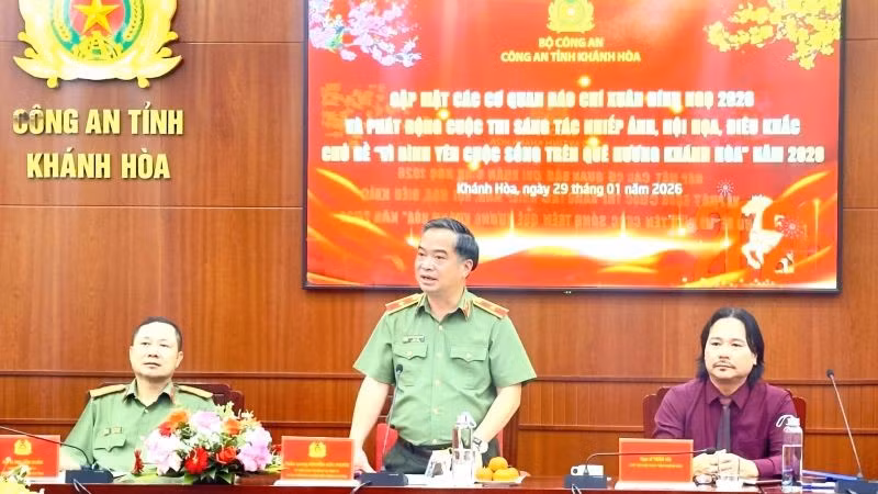 Thiếu tướng Nguyễn Hữu Phước, Giám đốc Công an tỉnh Khánh Hòa phát biểu tại buổi phát động cuộc thi sáng tác nhiếp ảnh, hội họa, điêu khắc với chủ đề “Vì bình yên cuộc sống trên quê hương Khánh Hòa” năm 2026.