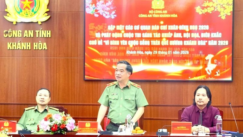 Thiếu tướng Nguyễn Hữu Phước, Giám đốc Công an tỉnh Khánh Hòa phát biểu tại buổi phát động cuộc thi sáng tác nhiếp ảnh, hội họa, điêu khắc với chủ đề “Vì bình yên cuộc sống trên quê hương Khánh Hòa” năm 2026.