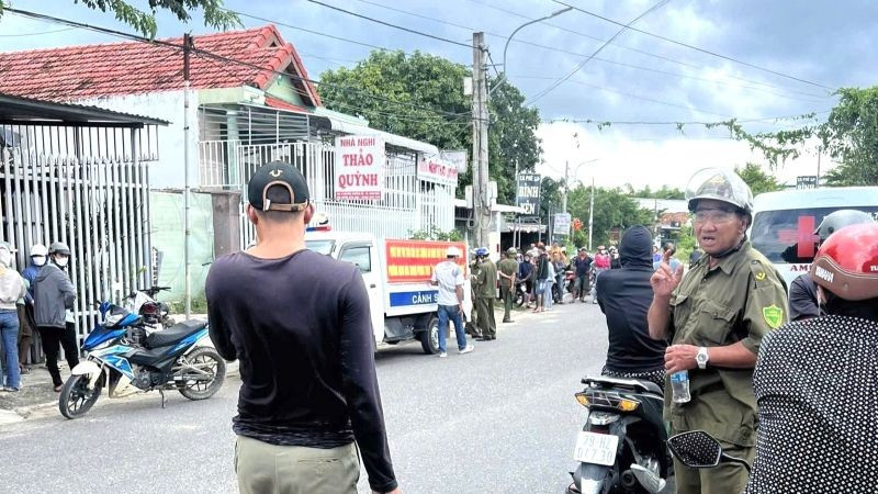 Cảnh sát có mặt tại hiện trường điều tra nguyên nhân vụ việc.