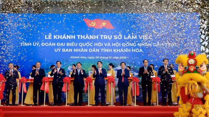 Các đại biểu cắt băng khánh thành trụ sở làm việc mới tỉnh Khánh Hòa.