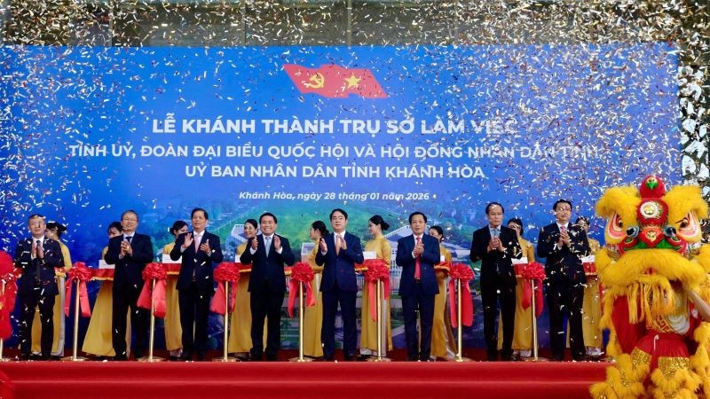 Các đại biểu cắt băng khánh thành trụ sở làm việc mới tỉnh Khánh Hòa.