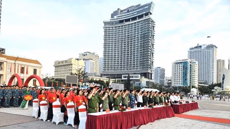 Lễ chào cờ tại Quảng trường 2/4 với sự tham gia của hơn 2000 cán bộ, chiến sỹ và nhân dân tại Nha Trang.