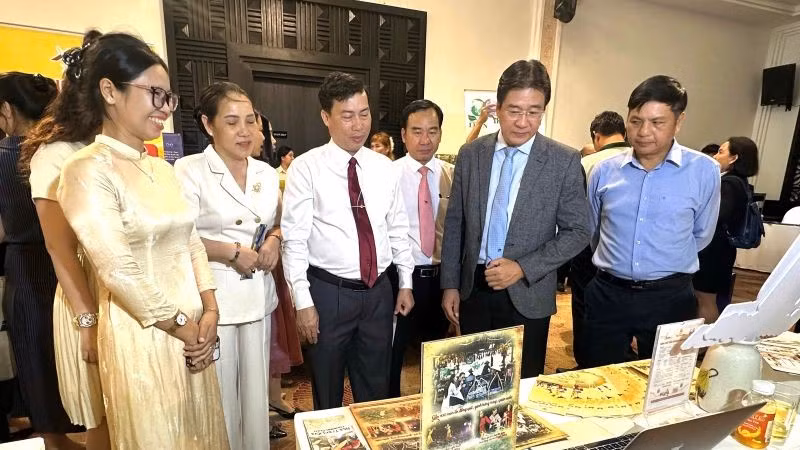 Các đại biểu tỉnh Khánh Hòa tham quan các gian hàng của tỉnh Đắk Lắk.