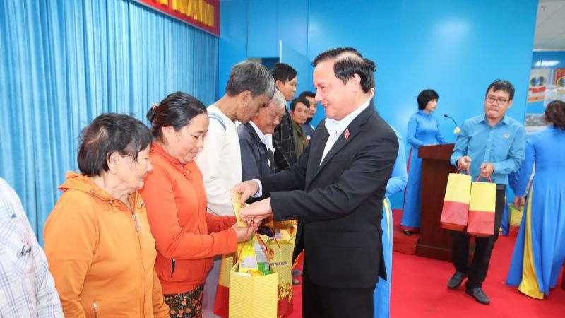 Phó Chủ tịch Quốc hội trao quà cho các hộ nghèo và cận nghèo xã Diên Điền, tỉnh Khánh Hòa.