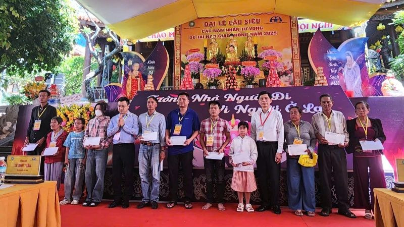 Tặng quà cho thân nhân có nạn nhân tử vong do tai nạn giao thông tại Khánh Hòa.