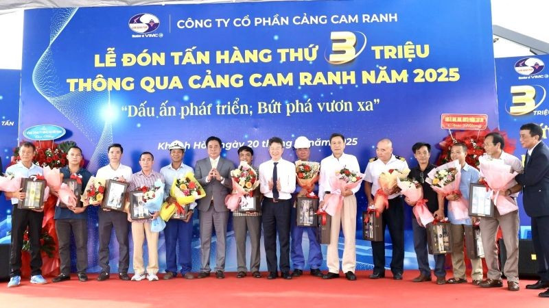 Chủ tịch Ủy ban nhân dân tỉnh Khánh Hòa Nguyễn Khắc Toàn tặng hoa chúc mừng cán bộ, nhân viên Công ty Cổ phần Cảng Cam Ranh. 