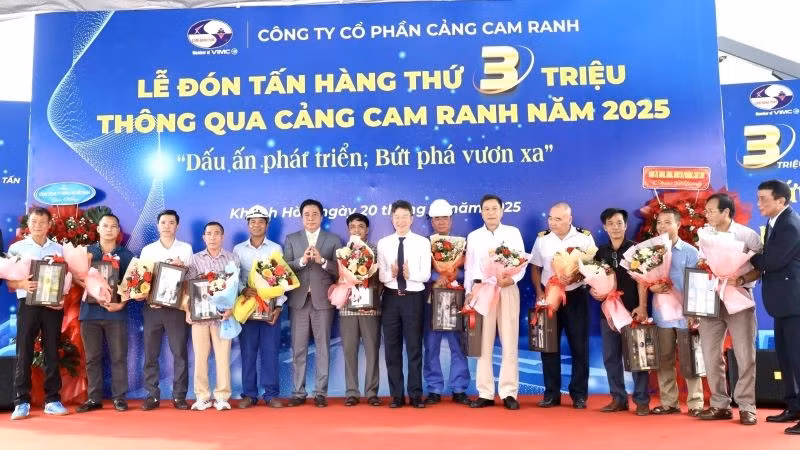 Chủ tịch Ủy ban nhân dân tỉnh Khánh Hòa Nguyễn Khắc Toàn tặng hoa chúc mừng cán bộ, nhân viên Công ty Cổ phần Cảng Cam Ranh. 