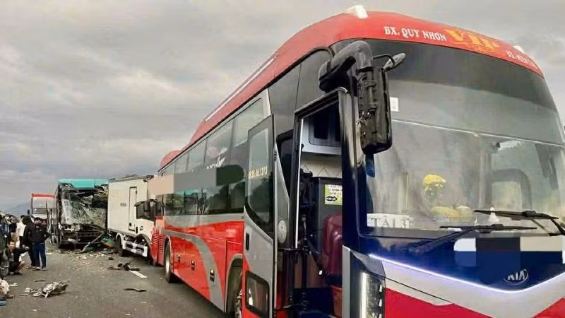 Hiện trường vụ tai nạn liên hoàn tại cao tốc Vân Phong-Nha Trang.