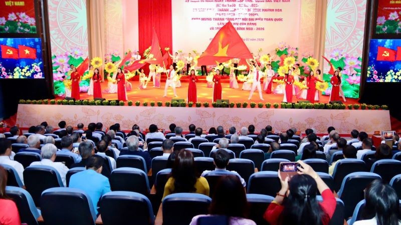 Văn nghệ chào mừng gặp mặt kỷ niệm 96 năm Ngày thành lập Đảng Cộng sản Việt Nam tại Khánh Hòa.