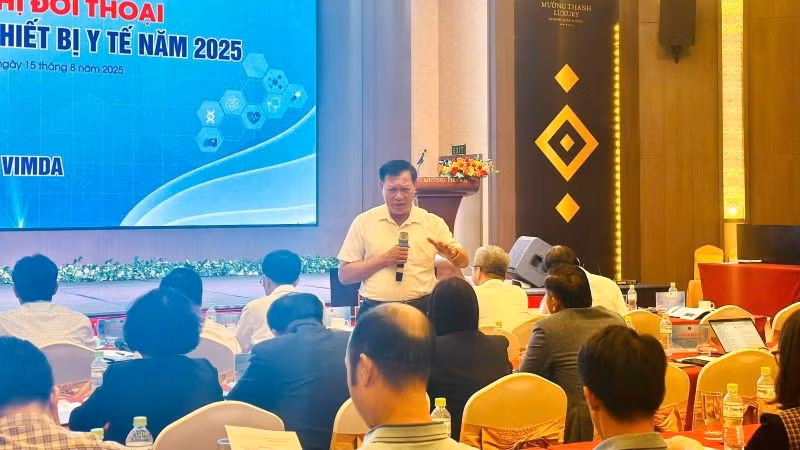 Ông Đỗ Xuân Tuyên, Thứ trưởng Thường trực Y tế trả lời những câu hỏi của doanh nghiệp tại hội nghị.