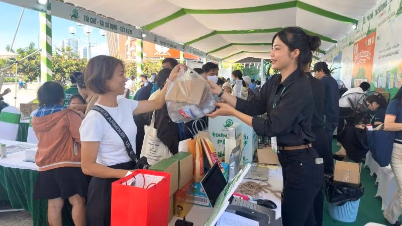 Đổi rác tái chế nhận quà xanh”với những chậu sen đá tại chương trình.