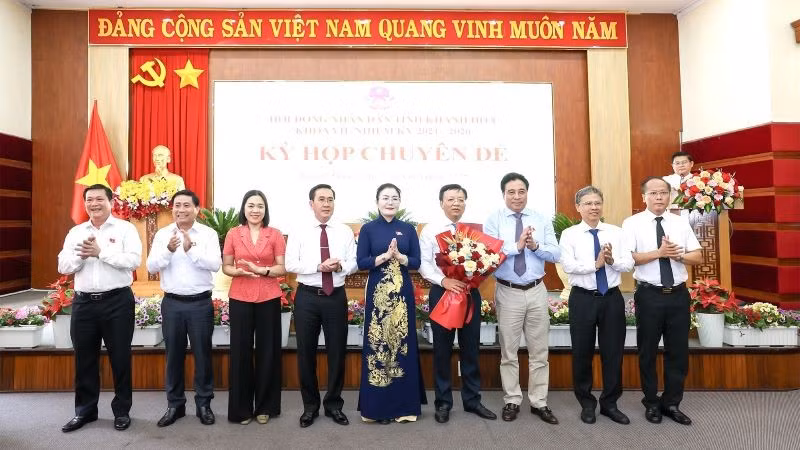 Đồng chí Lê Huyền (ôm hoa) vừa được bầu bổ sung Phó Chủ tịch Ủy ban nhân dân tỉnh Khánh Hòa nhiệm kỳ 2021-2026.