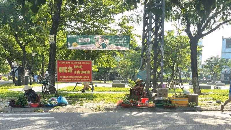 Người dân buôn bán ngay dưới biển cấm tại vỉa hè công viên Nguyễn Huy Tưởng, phường Hòa Khánh.