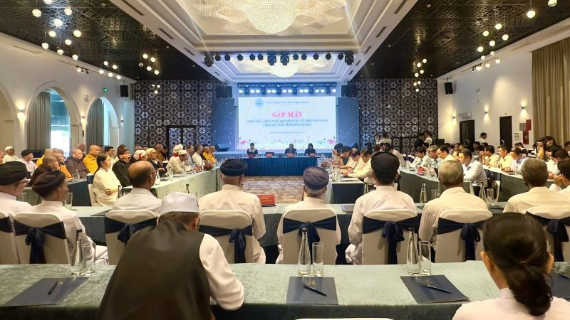 Toàn cảnh buổi gặp mặt các chức sắc, chức việc đại diện các tổ chức tôn giáo tại Khánh Hòa.