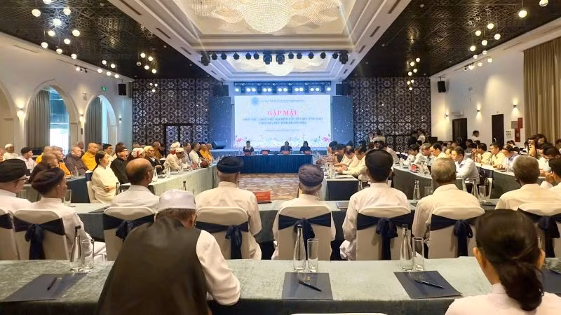 Toàn cảnh buổi gặp mặt các chức sắc, chức việc đại diện các tổ chức tôn giáo tại Khánh Hòa.
