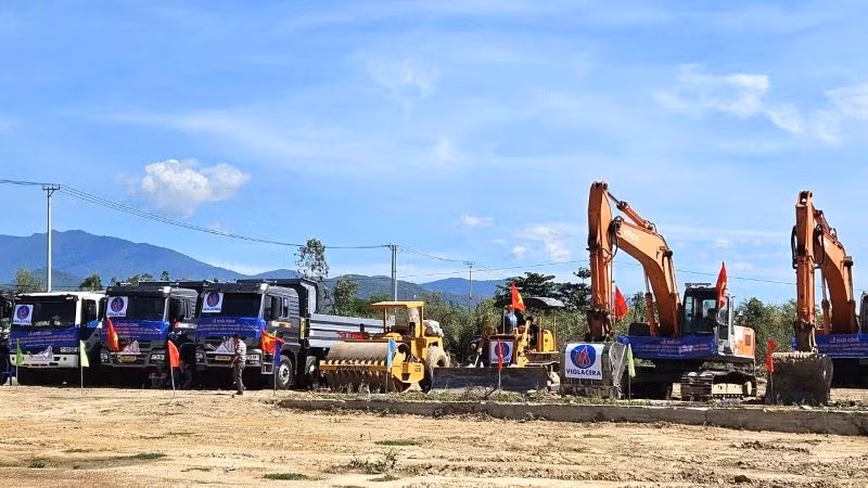 Máy móc, thiết bị được tập kết để khởi công và thi công Dự án khu công nghiệp Dốc Đá Trắng, tỉnh Khánh Hòa.