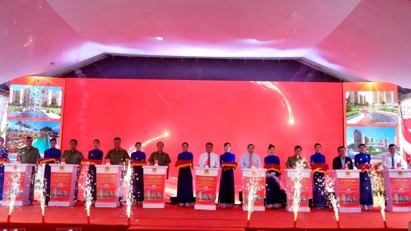 Các đại biểu bấm nút khởi công dự án nhà ở cho lực lượng Công an nhân dân tại Khánh Hòa.