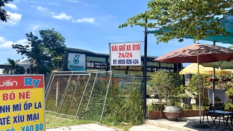 Bãi xe trái phép trên đất công viên cây xanh tại khu dân cư Phước Lý, phường Hòa Khánh.