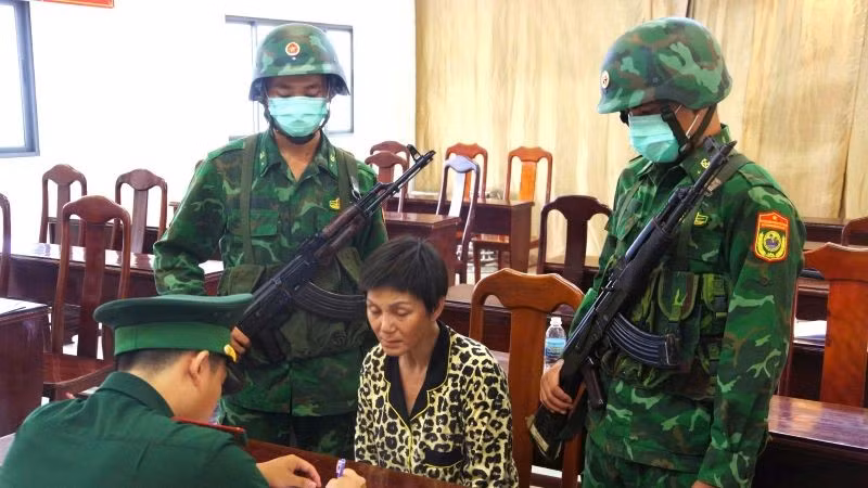 Đồn Biên phòng Cửa khẩu cảng Nha Trang lấy lời khai của đối tượng Lưu Thị Thu Cúc .