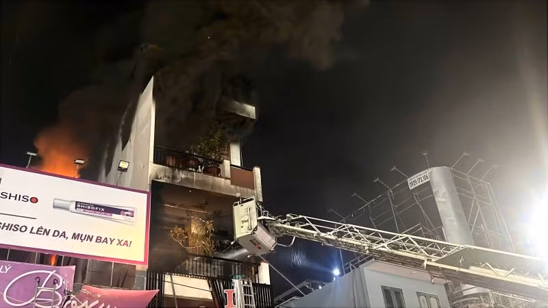 Căn nhà số 153 đường Thái Nguyên, 4 tầng cháy đen, khói bốc nghi ngút.