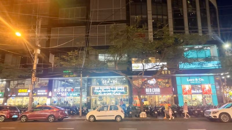 Trung tâm thương mại Panorama số 2 Nguyễn Thị Minh Khai với hàng chục cửa hàng bán hàng "fake" được bày bán công khai. 