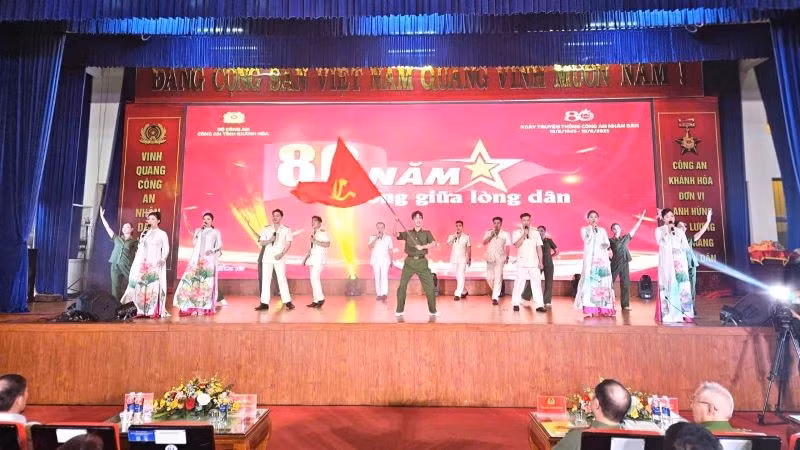 Chương trình giao lưu chính luận nghệ thuật “Công an Khánh Hòa – 80 năm sống giữa lòng dân” với nhiều tiết mục đặc sắc.
