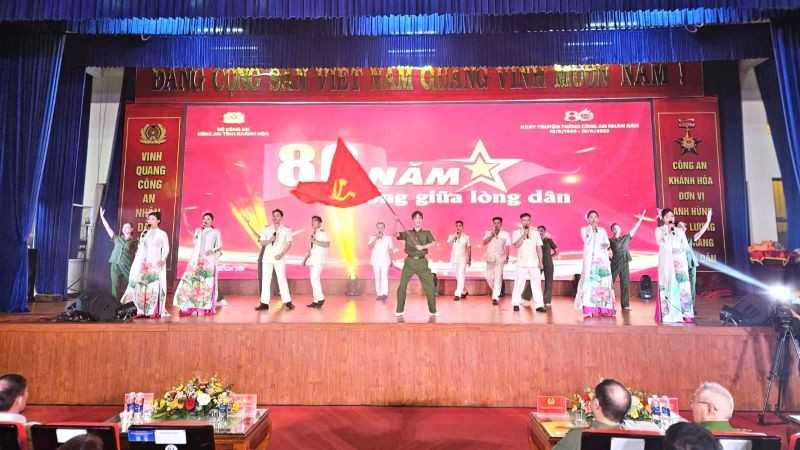 Chương trình giao lưu chính luận nghệ thuật “Công an Khánh Hòa – 80 năm sống giữa lòng dân” với nhiều tiết mục đặc sắc.