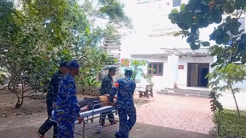Ngư dân Nguyễn Thưởng được đưa vào Bệnh xá đảo Trường Sa cấp cứu.