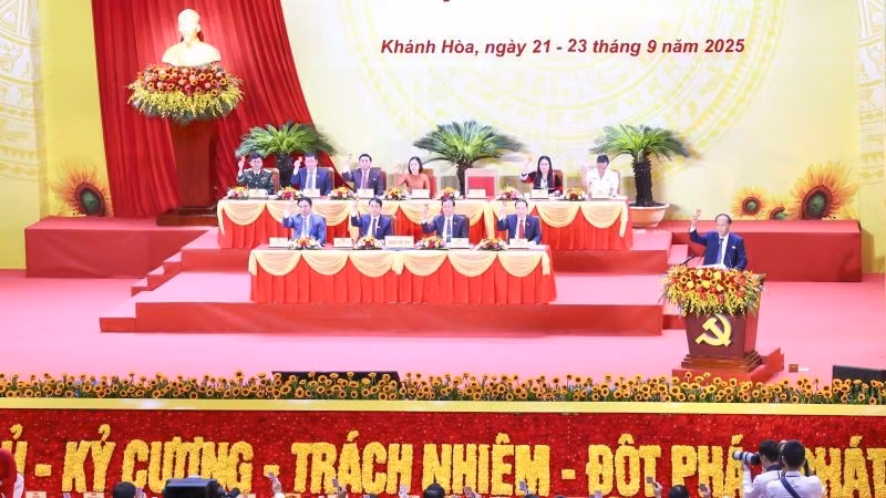Đoàn Chủ tịch điều hành Đại hội đại biểu Đảng bộ tỉnh Khánh Hòa lần thứ I, nhiệm kỳ 2025-2030.