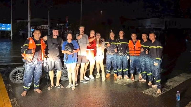 Ba người nước ngoài được giải cứu trong đêm 17/11 tại Nha Trang. (Ảnh: X.N)