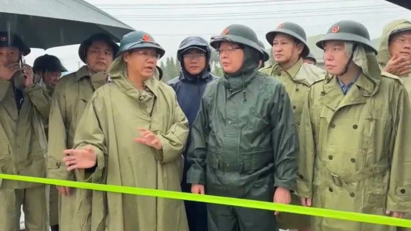 Phó Thủ tướng Hồ Quốc Dũng chỉ đạo công tác ứng phó mưa lũ tại xã Diên Điền, tỉnh Khánh Hòa.