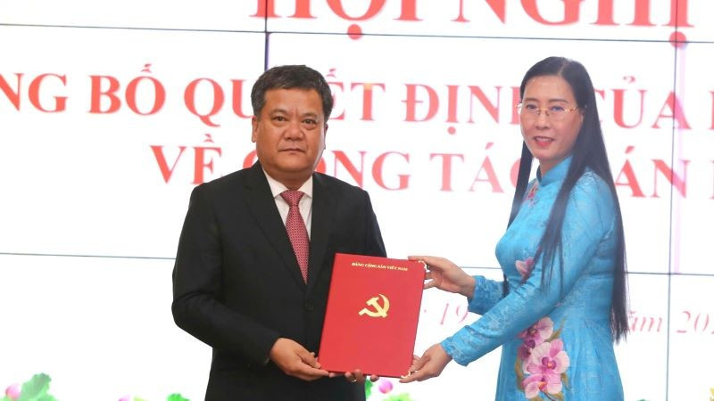 Đồng chí Bùi Thị Quỳnh Vân, Ủy viên Trung ương Đảng, Phó Trưởng ban Tổ chức Trung ương trao quyết định của Ban Bí thư cho đồng chí Trần Phong.