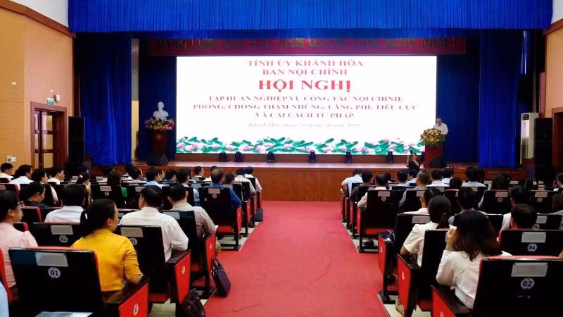 Toàn cảnh Hội nghị tập huấn công tác nội chính, phòng chống tham nhũng, lãng phí, tiêu cực và cải cách tư pháp năm 2025 tại Khánh Hòa.