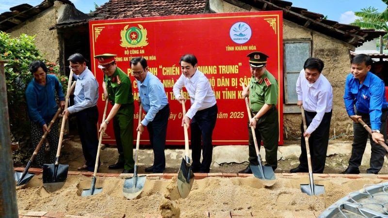 Thừa lệnh của Bộ trưởng Công an, Công an tỉnh Khánh Hòa đã tổ chức lễ khởi công xây dựng 8 căn nhà kiên cố cho các hộ gia đình bị thiệt hại nặng nề do mưa lũ lịch sử vừa qua.