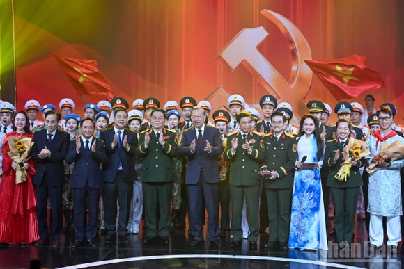 Tổng Bí thư Tô Lâm cùng các đồng chí lãnh đạo Đảng, Nhà nước và các đại biểu, nghệ sĩ tại chương trình. (Ảnh: DUY LINH)