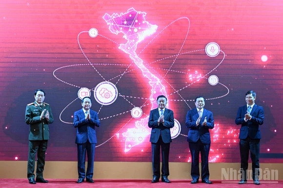 Thường trực Ban Bí thư Trần Cẩm Tú và các đại biểu thực hiện nghi thức ra mắt App TGDV trên điện thoại di động. (Ảnh: DUY LINH) 