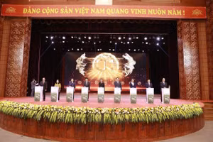 Các đại biểu thực hiện nghi thức triển khai Dự án khu công nghiệp Đoan Hùng - AMATA City Phú Thọ.