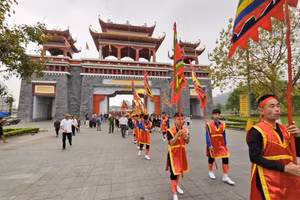 Đoàn rước truyền thống tiến vào khu vực hành lễ.