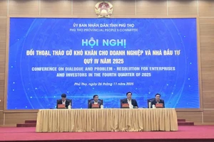 Các đồng chí lãnh đạo Ủy ban nhân dân tỉnh chủ trì buổi đối thoại.