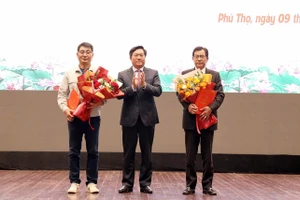 Chủ tịch Ủy ban nhân dân tỉnh Trần Duy Đông trao giấy chứng nhận đăng ký đầu tư cho 2 dự án điện tử, bán dẫn.