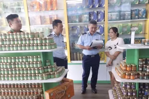 Lực lượng chức năng kiểm tra cơ sở sản xuất, kinh doanh yến chưng. 