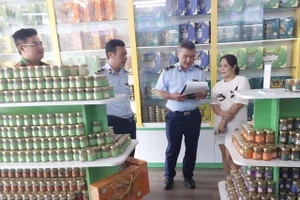 Lực lượng chức năng kiểm tra cơ sở sản xuất, kinh doanh yến chưng. 