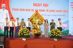 Phó Chủ tịch nước Võ Thị Ánh Xuân tặng hoa chúc mừng Công ty trách nhiệm hữu hạn công nghệ COSMOS 1. ( Ảnh: Hồng Hà)