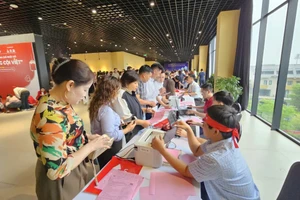 Người dân nô nức đăng ký hiến máu.