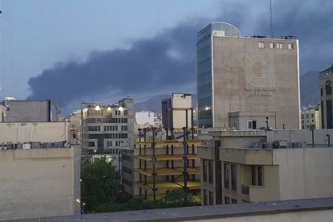 Khói bốc lên sau một vụ nổ ở Tehran, thủ đô của Iran, ngày 15/6/2025. (Ảnh minh họa: Xinhua)