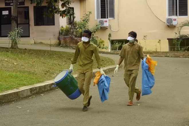 Các nhân viên y tế tại khu cách ly của Bệnh viện Đại học Y khoa Ernakulam ở Kochi, Ấn Độ, ngày 4/6/2019. (Ảnh minh họa: Xinhua)