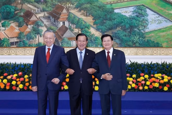 Từ trái qua phải: Tổng Bí thư, Chủ tịch nước Tô Lâm; Chủ tịch Đảng Nhân dân Campuchia, Chủ tịch Thượng viện Campuchia Hun Sen; Tổng Bí thư, Chủ tịch nước Lào Thongloun Sisoulith. (Ảnh: TTXVN)
