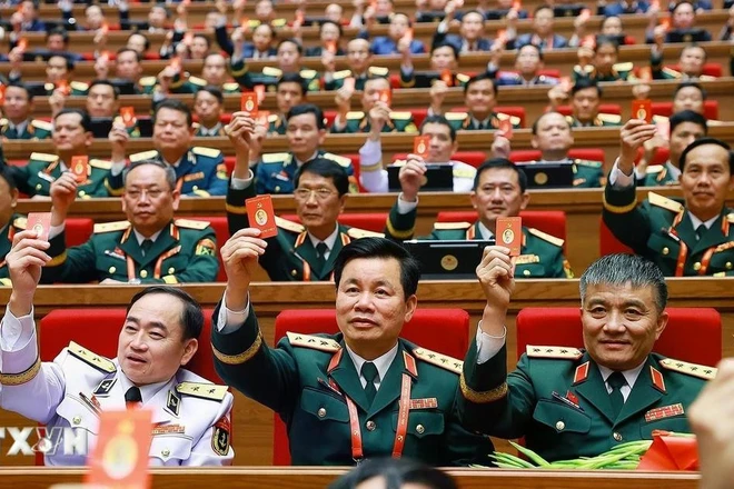 Đại biểu biểu quyết thông qua Nghị quyết Đại hội XIV của Đảng. (Ảnh: TTXVN)