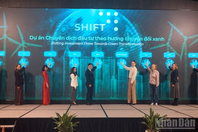 Các đại biểu thực hiện nghi thức khởi động Dự án SHIFT. (Ảnh: TRUNG HƯNG)
